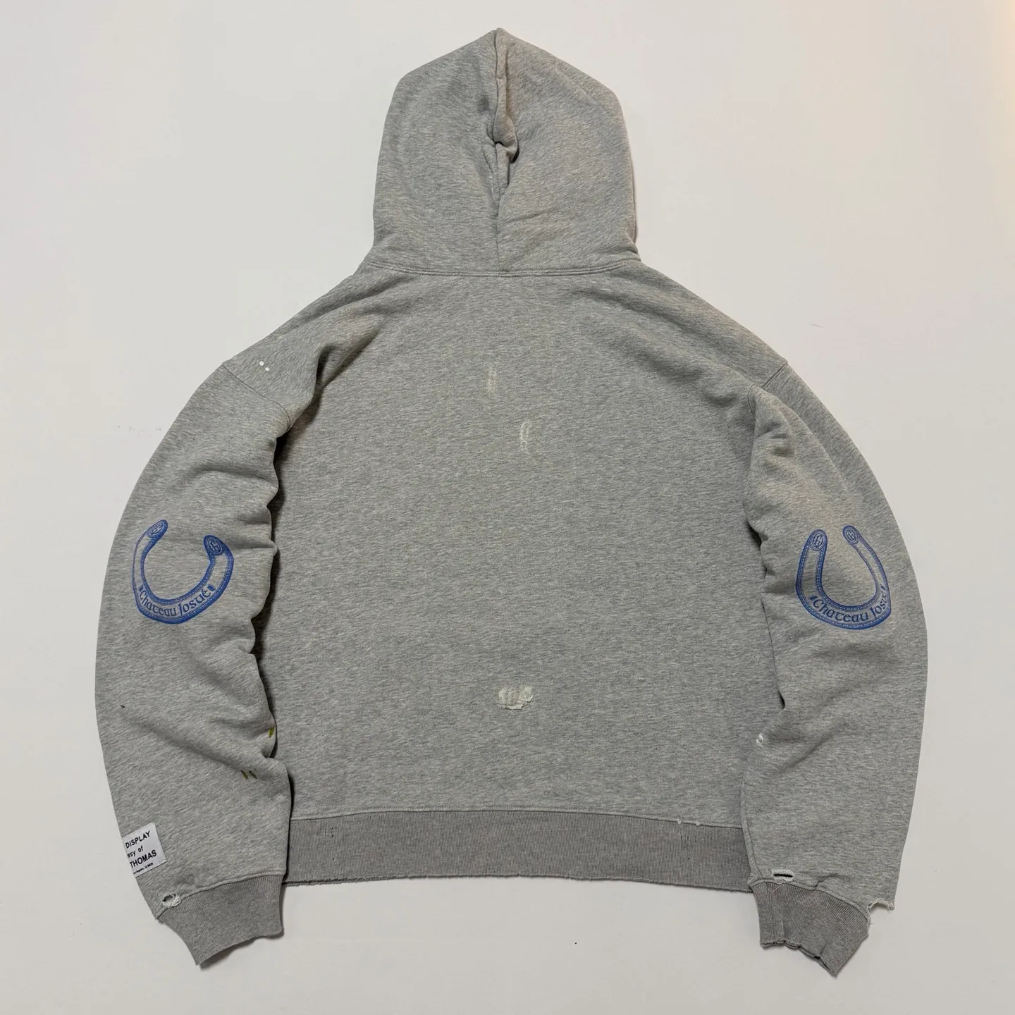 GALLERY DEPT. CHATEAU RANCH HOODIE/HEATER GRAY Horseshoe Winery Splashed Ink Destroyed Hoodie Washed Gray S-XL Assute Reactive Dyes Ready-made Horseshoe Fading Process Post-Fry Color Processing Super Heavy and Cumbersome Too Many Cuts and Hanging Wormhole Destruction Process➕Hand-Splashed Ink Very Time-consuming and Labor-intensive Correct Version Original Main Mark➕Large Main Mark➕Yellow Wash Mark The original BOXY short and wide version has not been changed at all. God-cut. Authentic level printing process. Post-washing treatment to show natural aging effect.